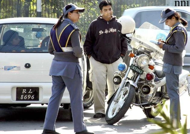 Lahore traffic police introduce 14 restrictions for E-challan defaulters