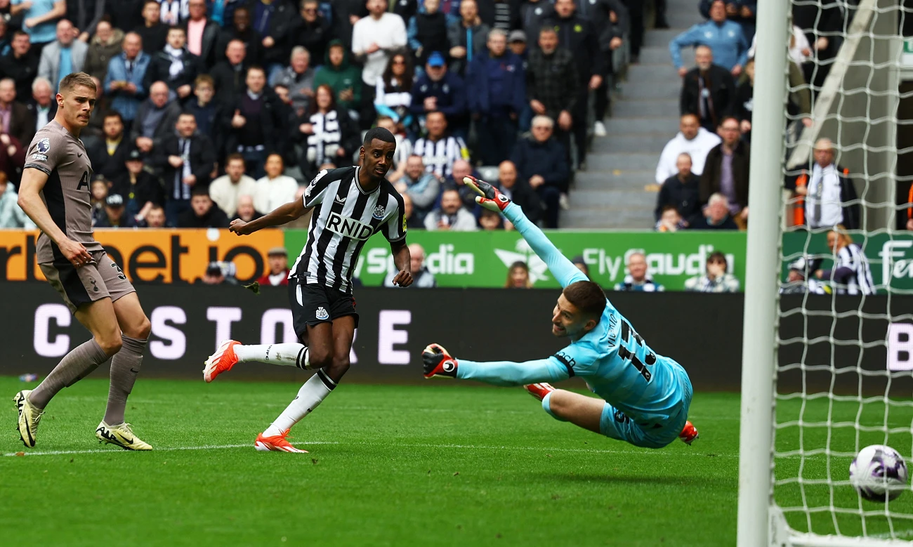 Newcastle hit Tottenham for four to enliven Champions League race