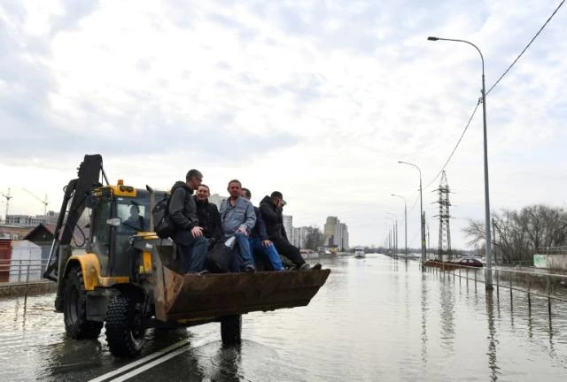 Thousands flee flooding in Russian Urals region of Orenburg