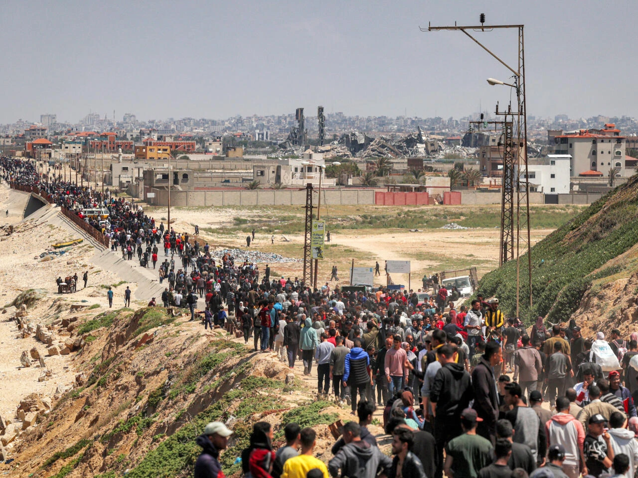 Gazans flood road north after 'open checkpoint' rumours