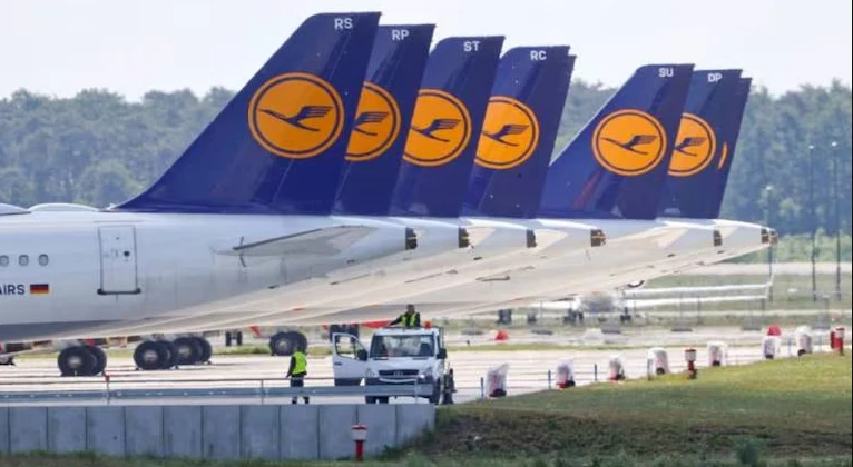 Lufthansa reports loss, cuts outlook after strikes