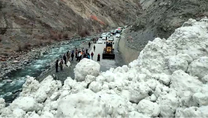 Tourist families trapped near Khunjerab Pass rescued