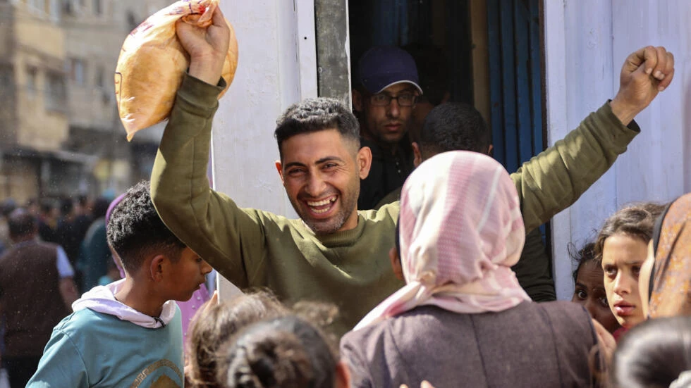 Hundreds of Gazans queue for bread at reopened bakery