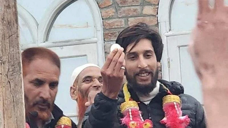 Viral: Egg donated by widow fetches lacks in Kashmir village