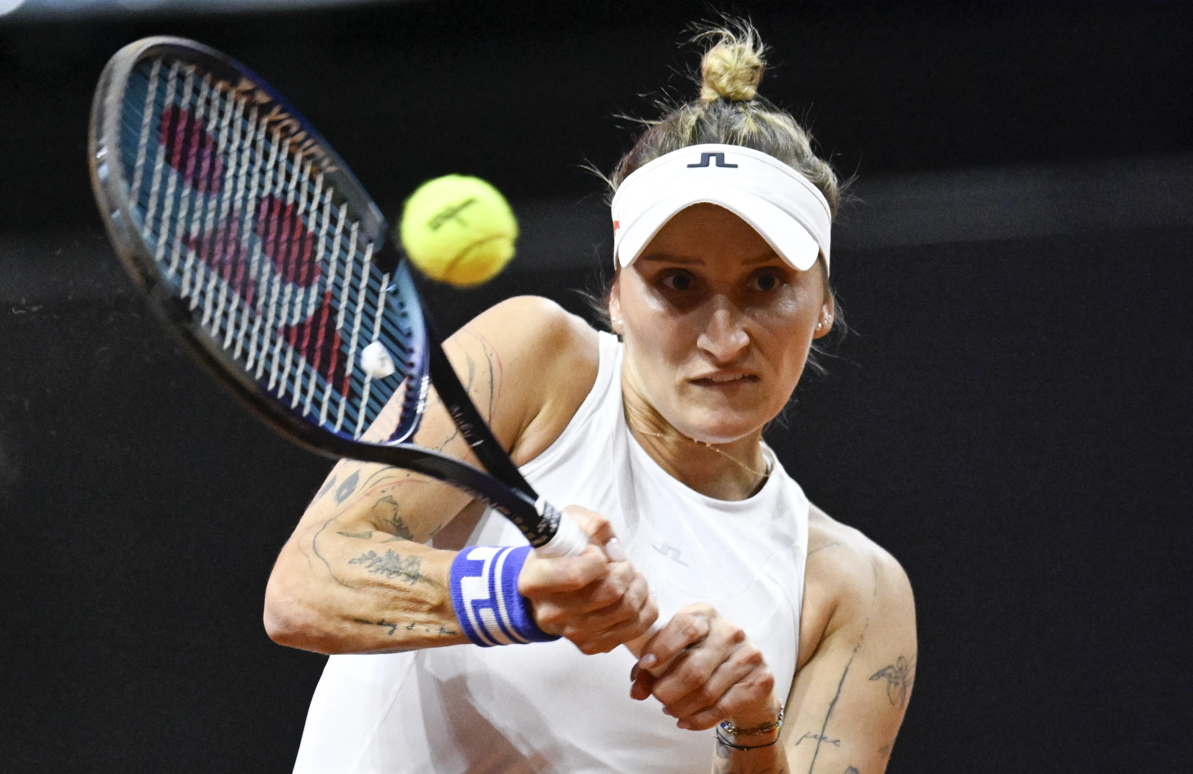 Vondrousova stuns Sabalenka to make Stuttgart semi-finals