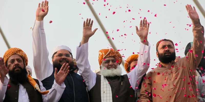 Fazlur Rehman says wont let run a govt having fake mandate