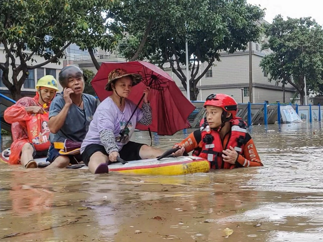 Highest-level rainstorm warning issued in south China's Guangdong