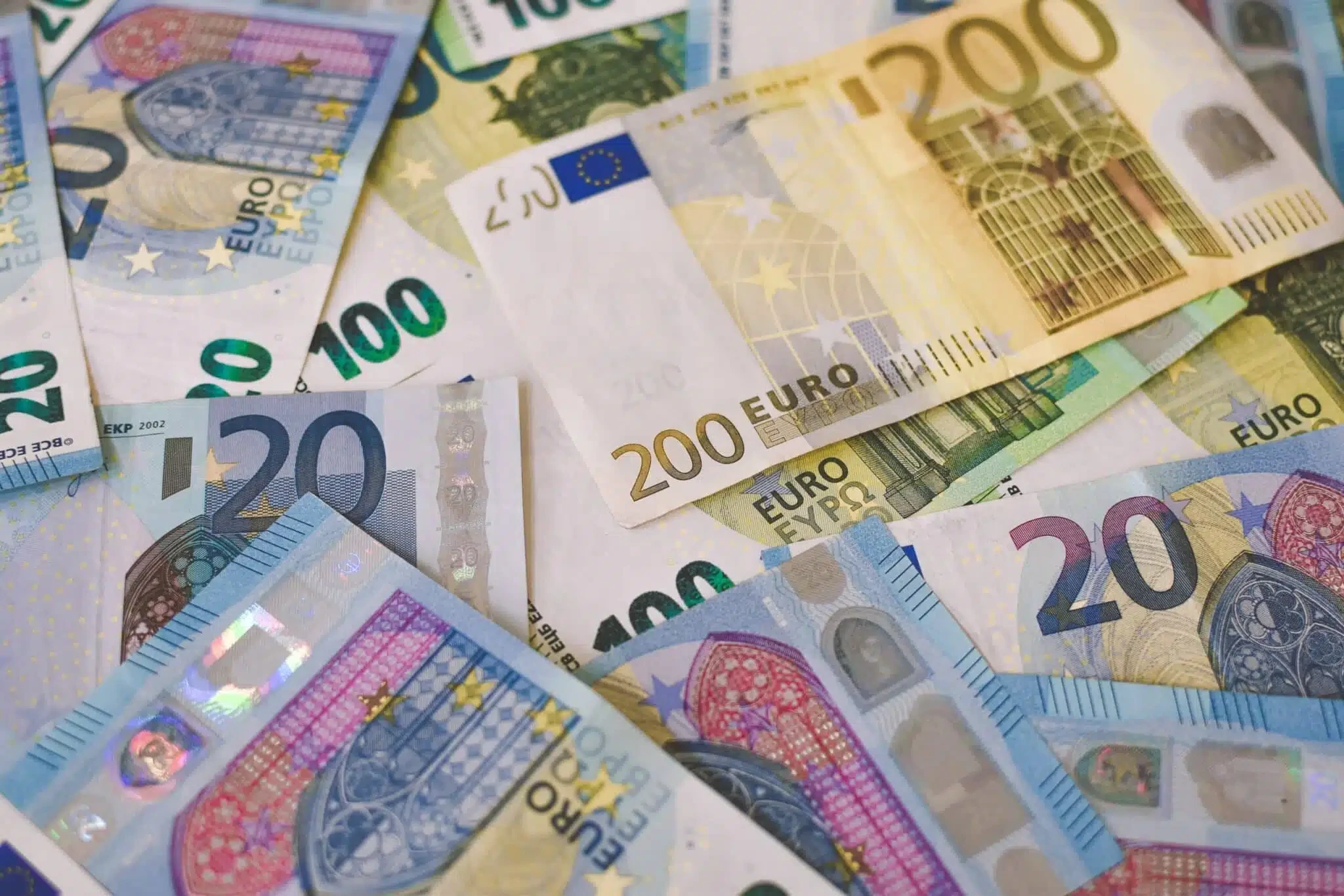 EU lawmakers approve 10,000 euro cash payment cap