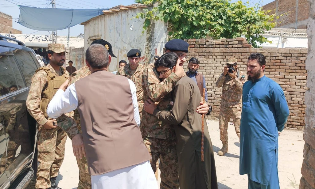 Army stands by martyrs’ families, senior commanders visit hometowns of DIK customs heroes