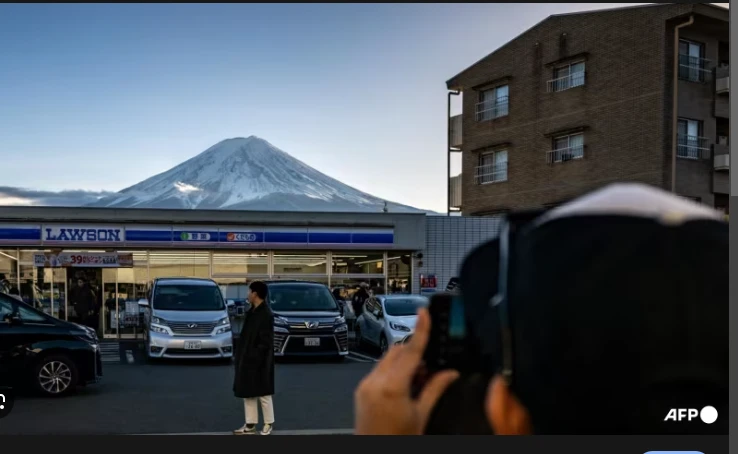 Japan town to block Mount Fuji view from troublesome tourists