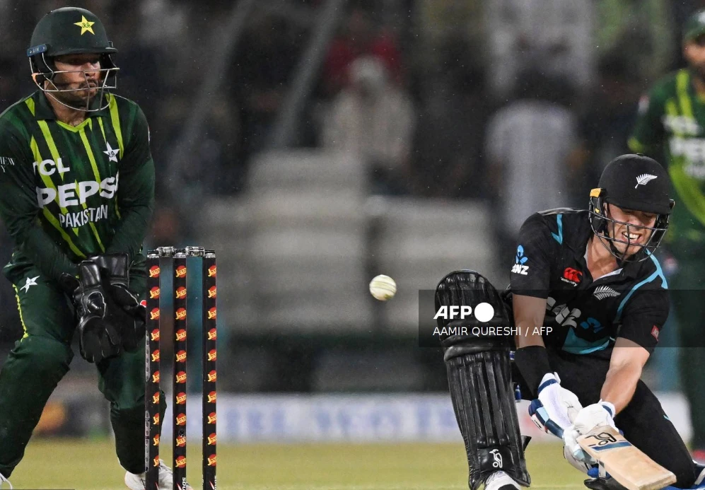 New Zealand stun Pakistan by four runs to take unassailable 2-1 lead