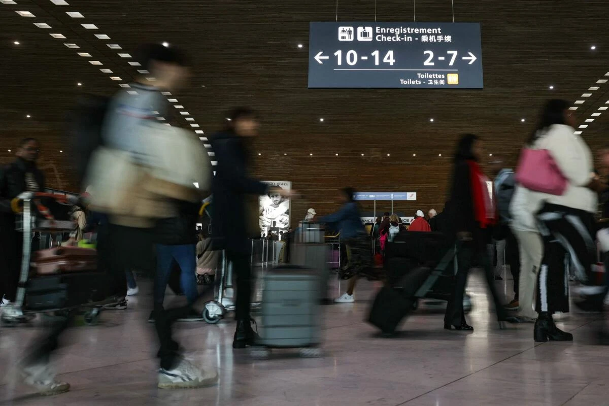 Thousands of flights scrapped as French air traffic controllers strike