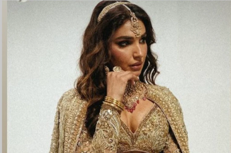 Fans enraged by Amna Ilyas's controversial fashion option during ramp walk