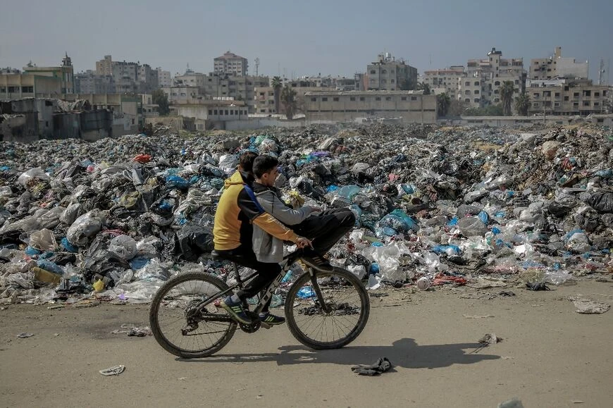 Gazans struggle with heat, garbage, insect swarms