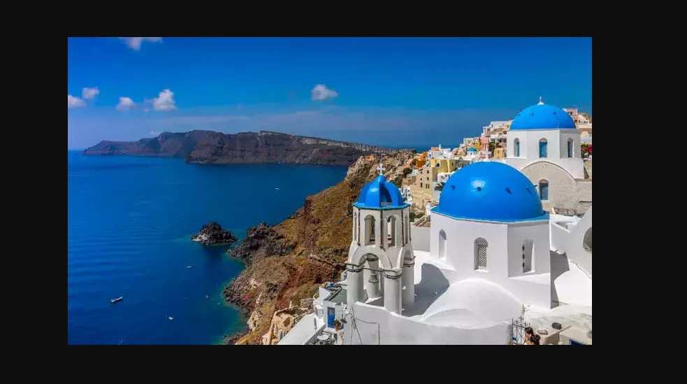 Greece sets tourism revenue record despite wildfires