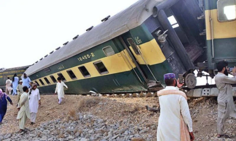 Pakistan Express derails in Wazirabad