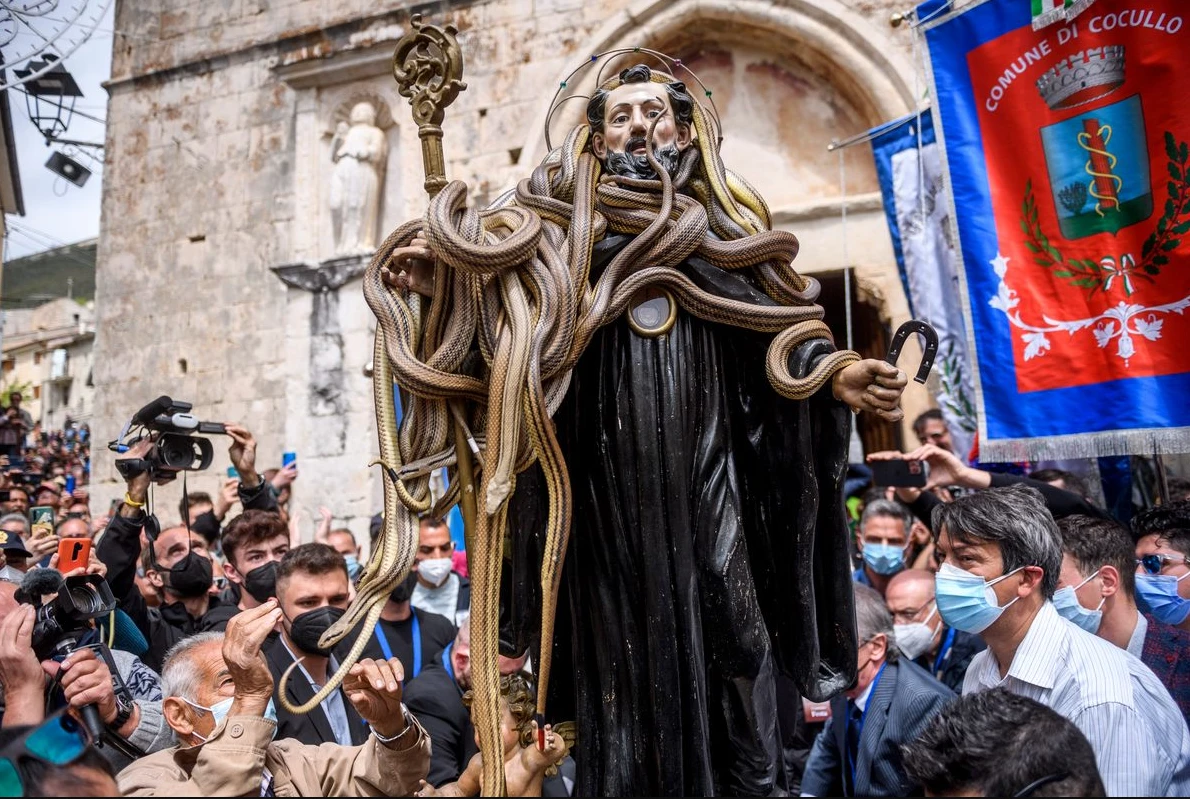 Snakes take centre stage in Italian mountain saint procession