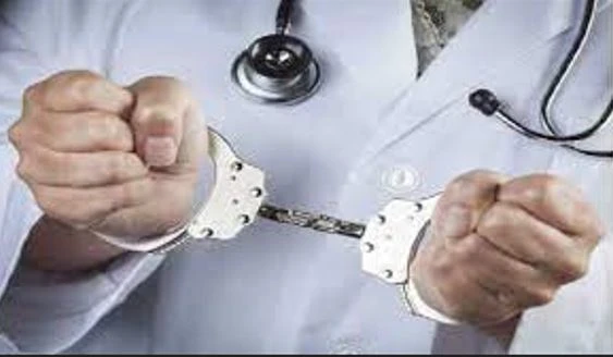 Fake doctor arrested for stealing mobile phones from hospitals in Lahore