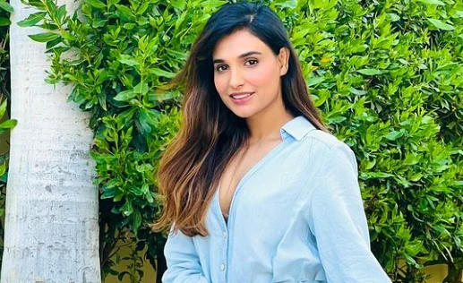 Amna Ilyas under fire for wearing revealing outfit