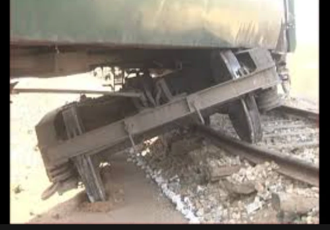 Rail traffic between Lahore, Rawalpindi suspended after derailment in Wazirabad