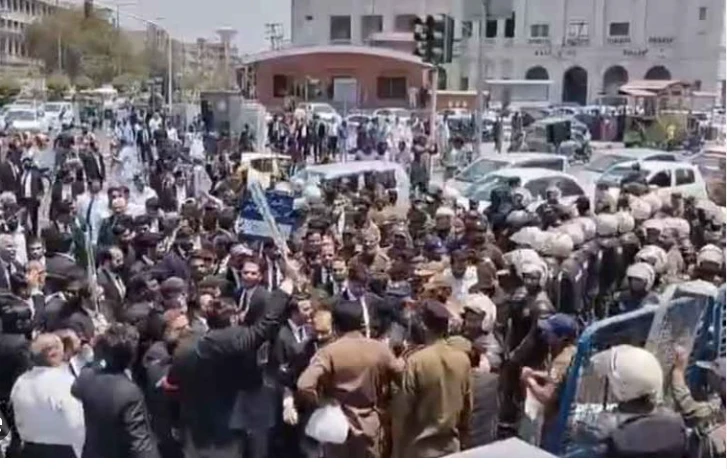 Police thrash, arrest lawyers who try to force their entry into LHC CJ block