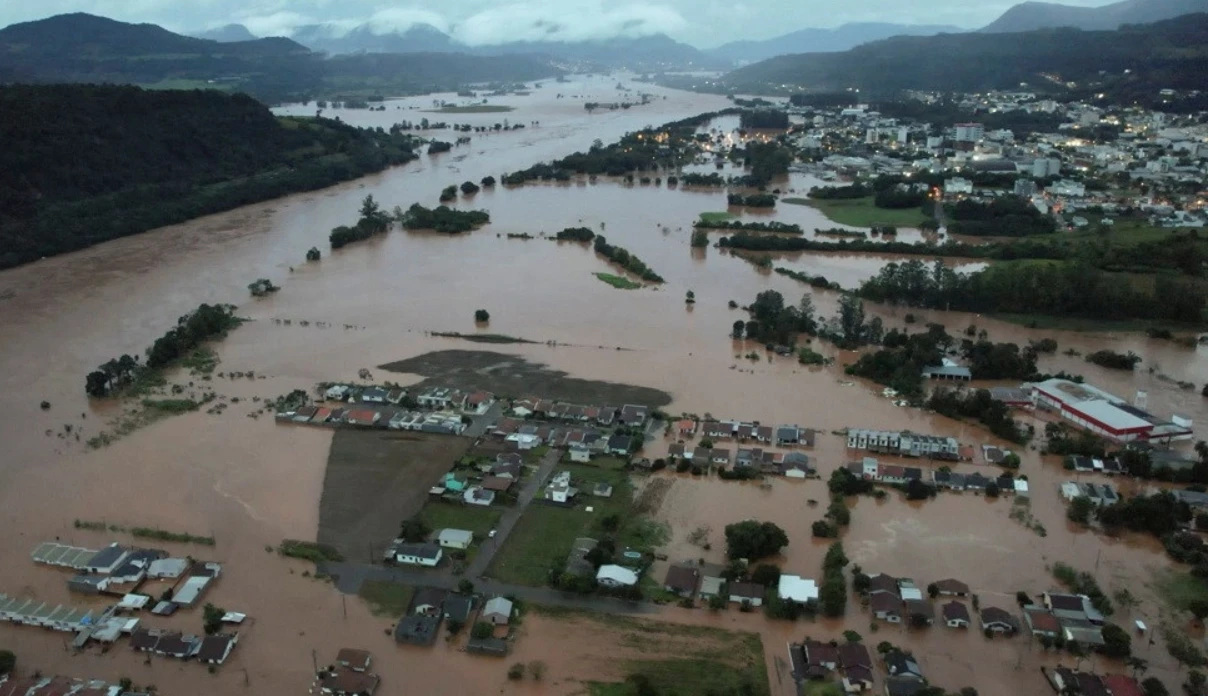 Fresh rains pound Brazil's flood-hit south as evacuations double