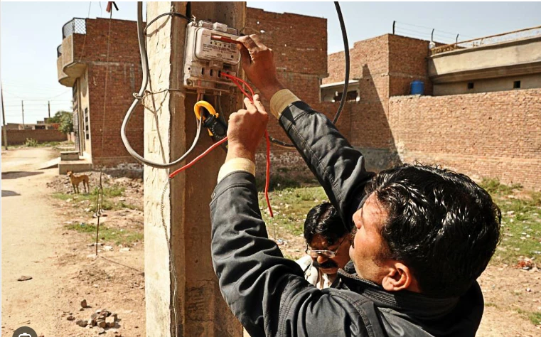 Women torture Wapda team in Chunian  