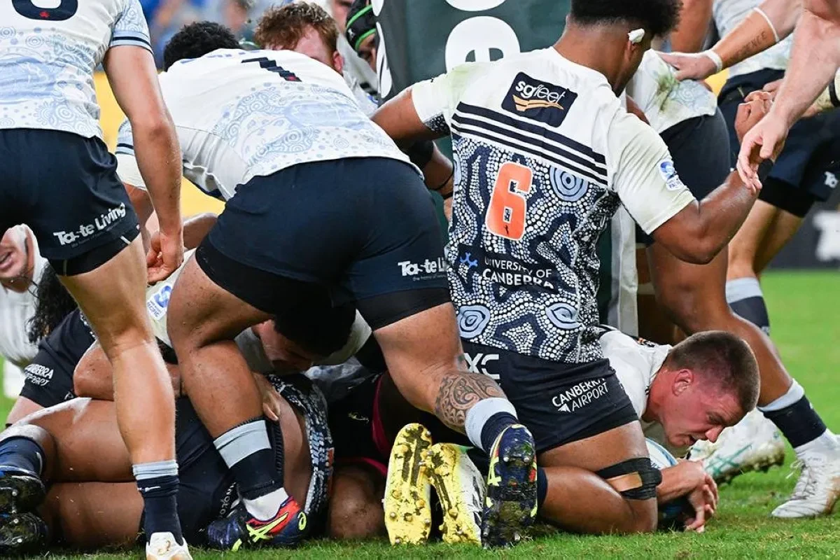 Blues beat Hurricanes to go top of Super Rugby standings