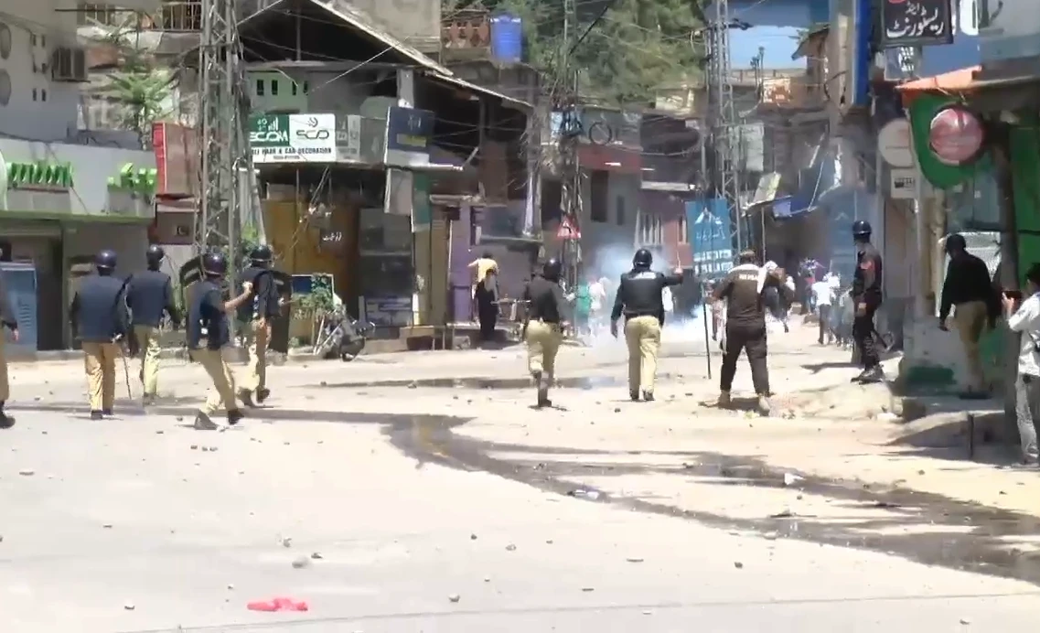 Protesters, police clash in Muzaffarabad on second day of strike in AJK