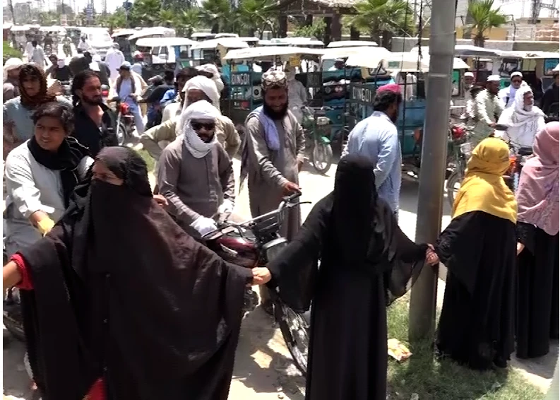 Women protesters block grid station road in DI Khan