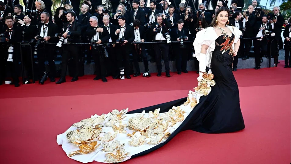  Despite fractured hand, Aishwarya wins Cannes game with charm and confidence