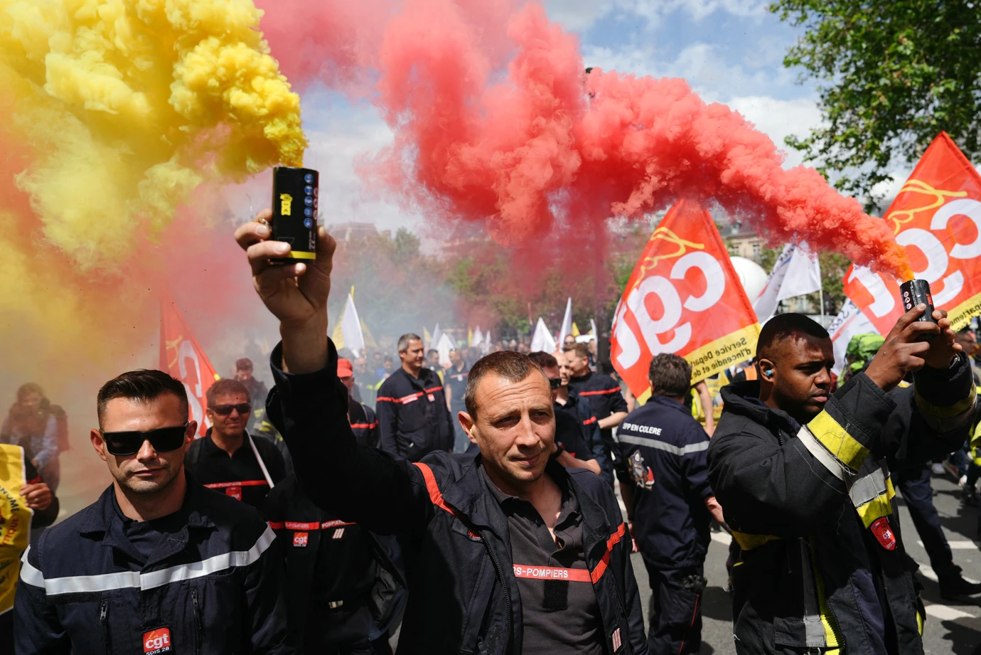 Firefighters protest for Paris Olympics bonus