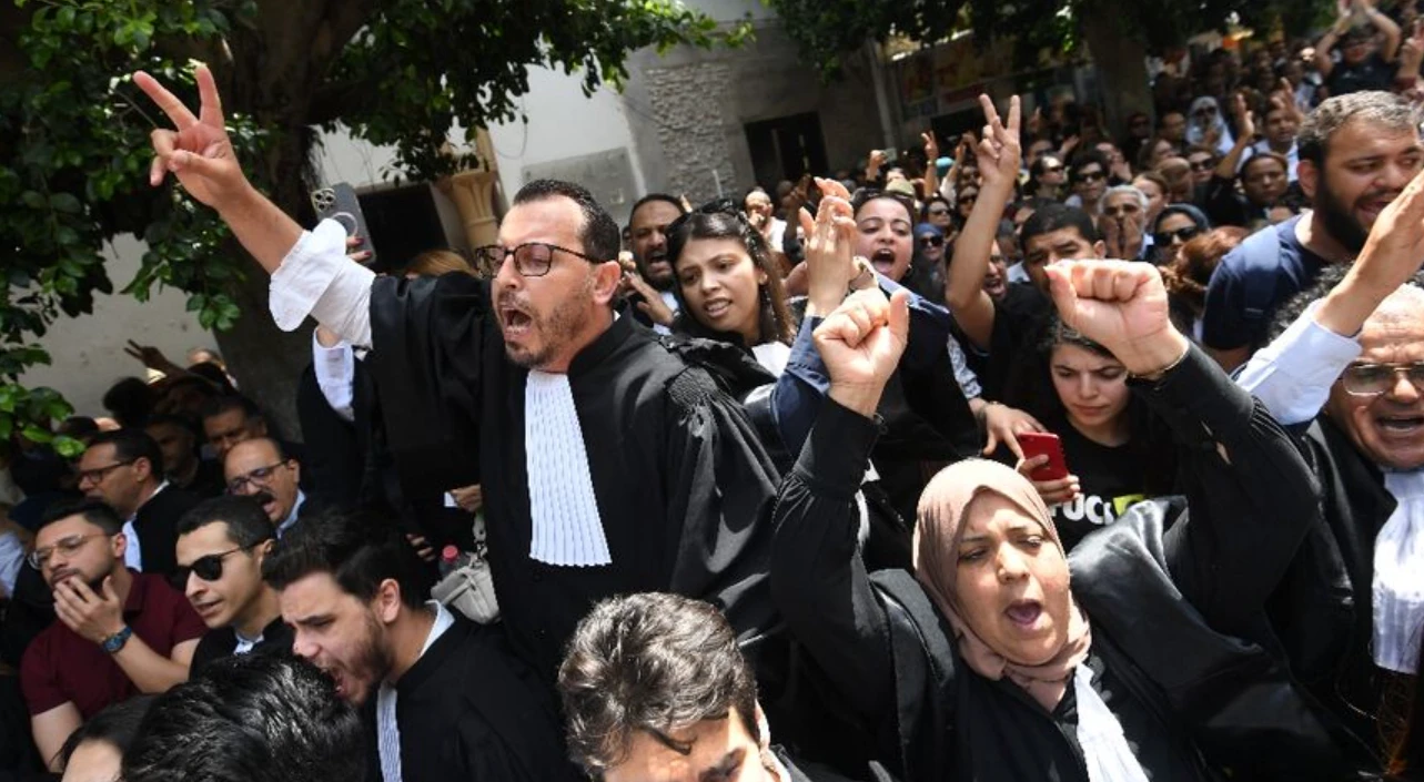 Tunisia lawyers protest after colleagues arrested