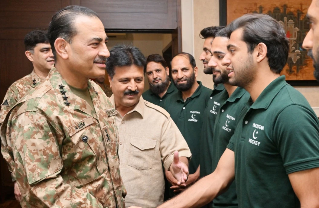 Army chief heaps praise on hockey team for outstanding performance