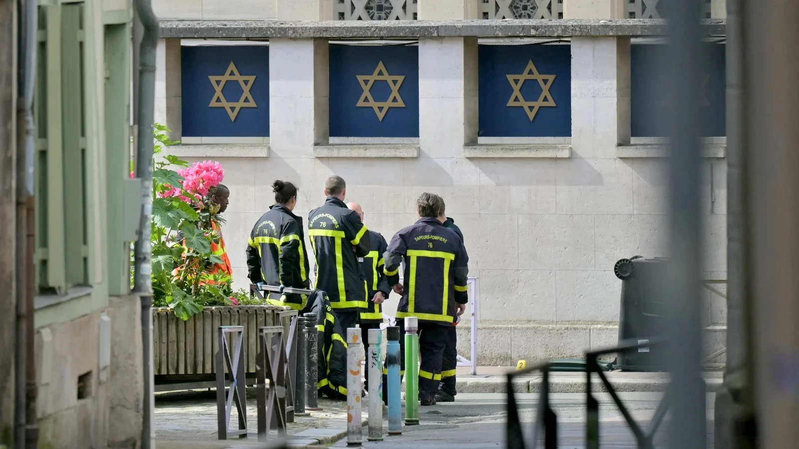 French police kill Algerian trying to set fire to synagogue