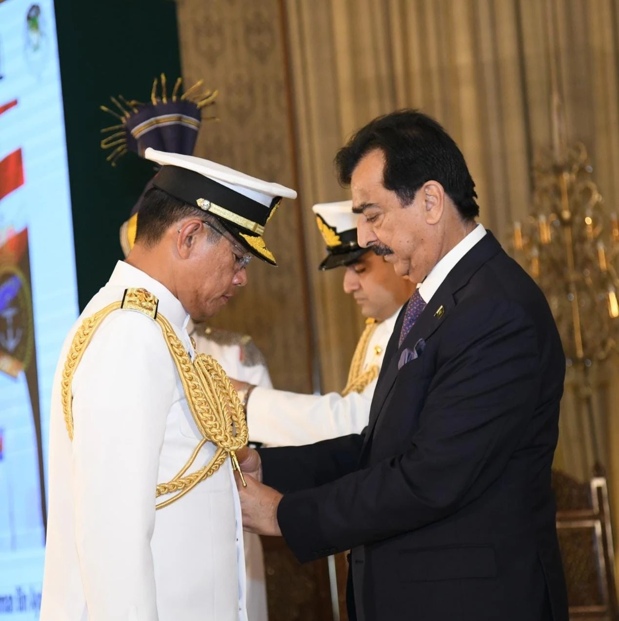 Acting President confers Nishan-e-Imtiaz (M) on Chief of Royal Malaysian Navy