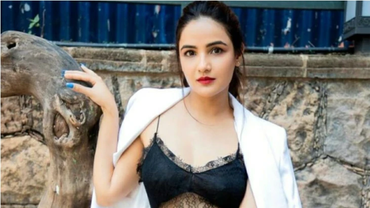 Jasmin Bhasin offers wisdom about undergoing plastic surgeries