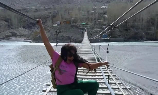 Veena Malik stumbles on dangerous bridge, escapes from falling into river