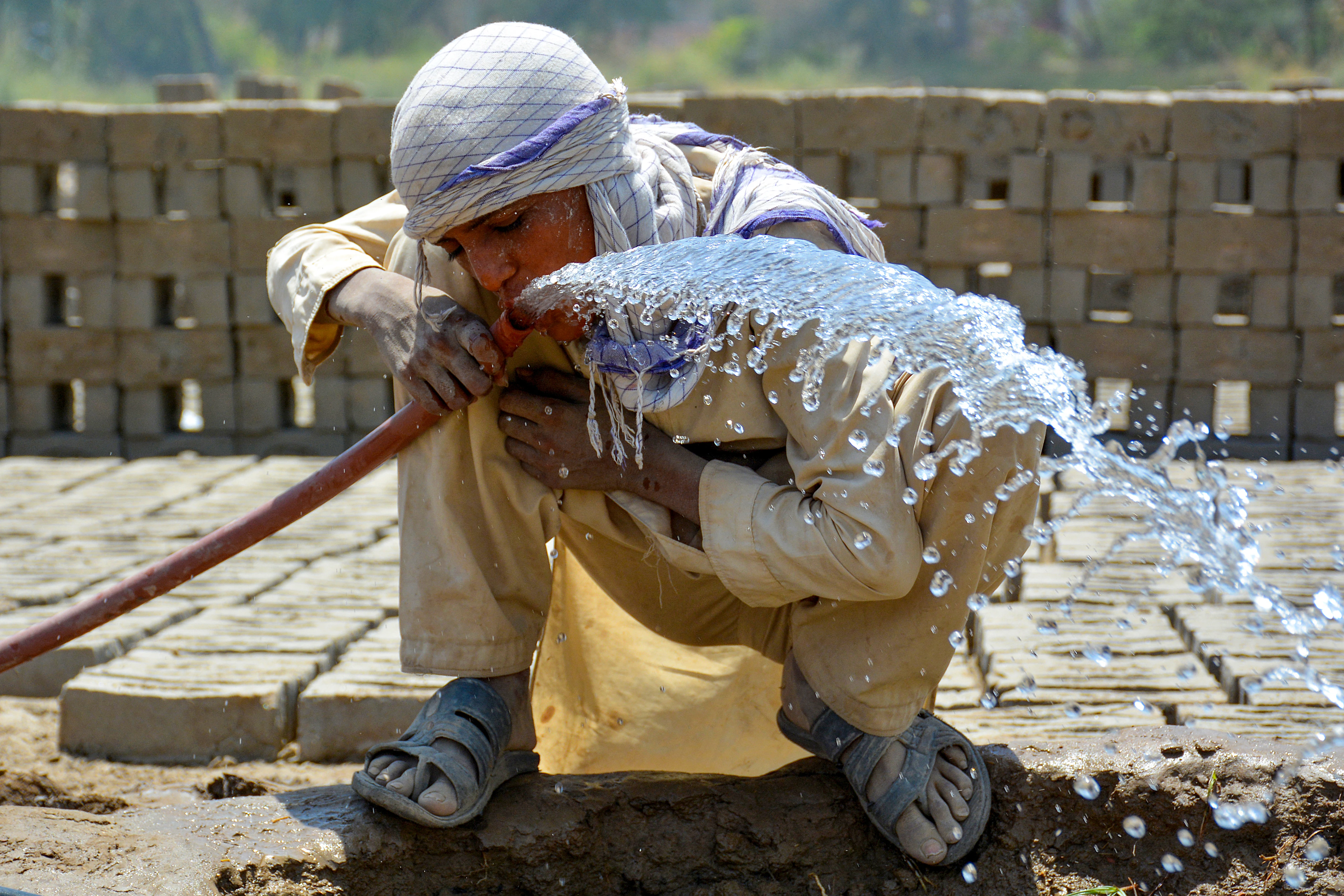 Heatwave cancels lessons for half Pakistan's schoolchildren