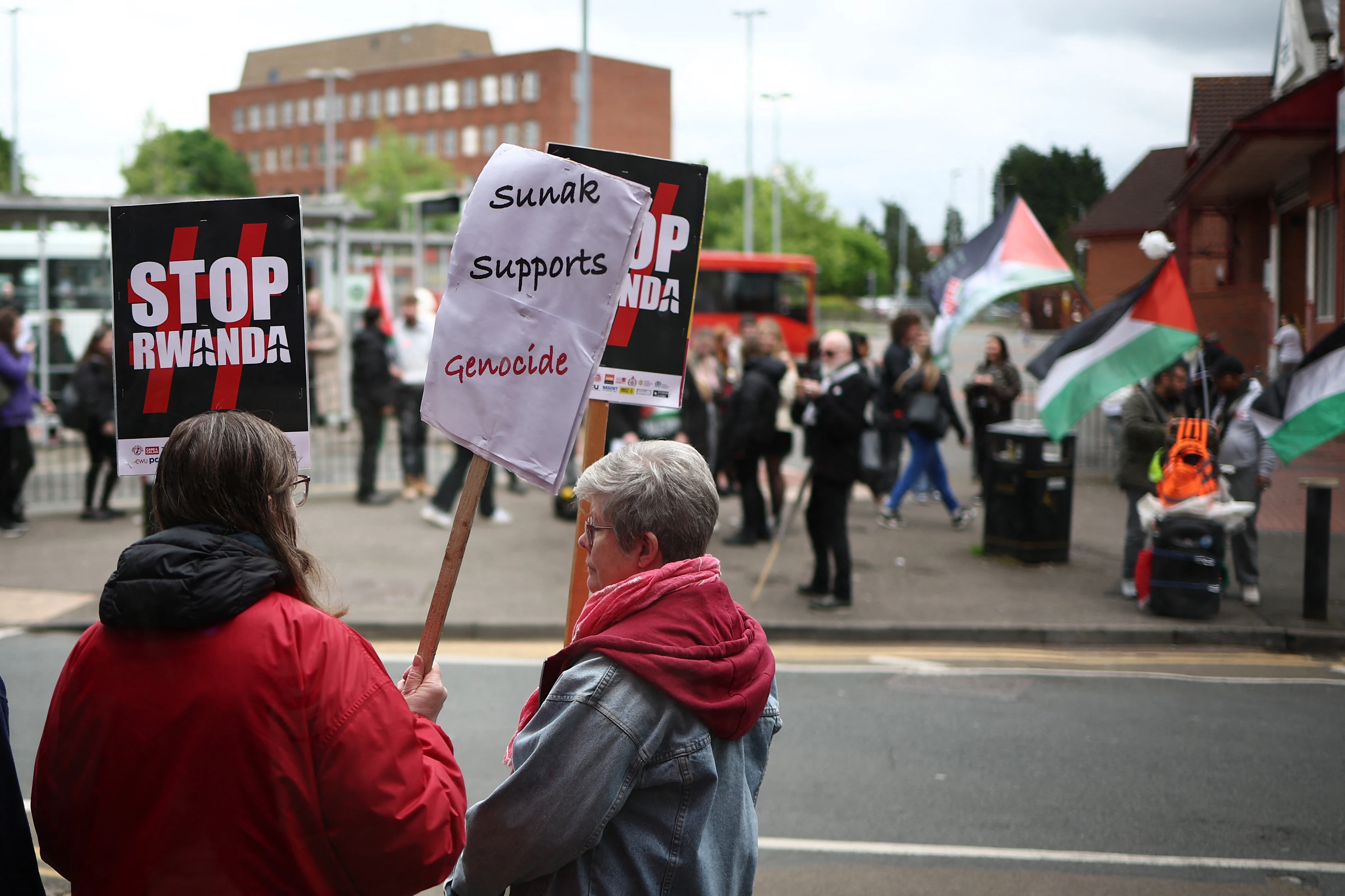 Falling UK energy bills grab UK election spotlight