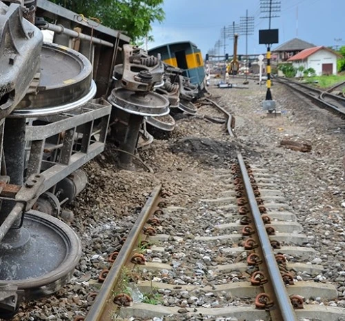 Five injured as train derails in Larkana