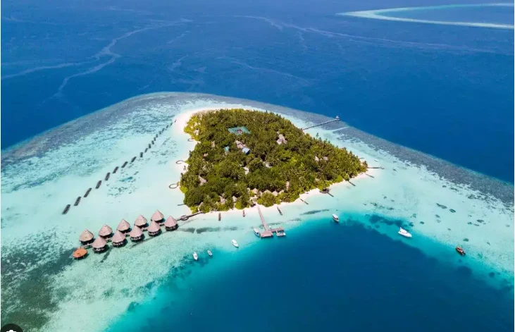 Low-lying Maldives seeks easier funding to battle waves