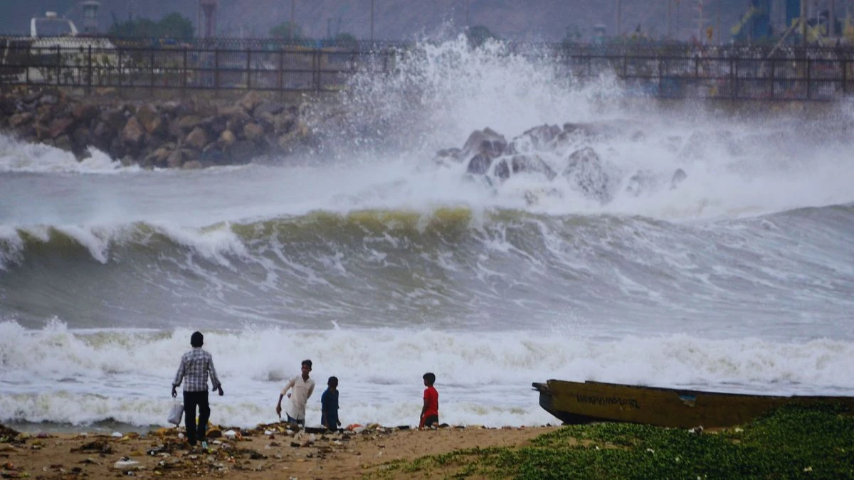 Thousands flee as cyclone barrels towards Bangladesh