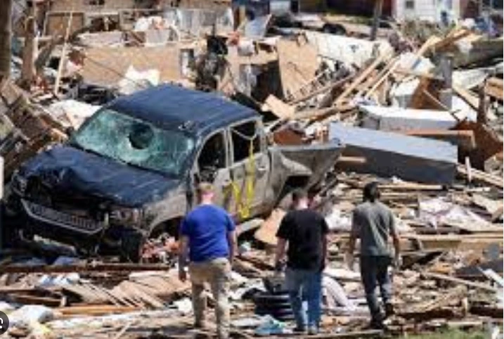 15 dead in US tornadoes, storms