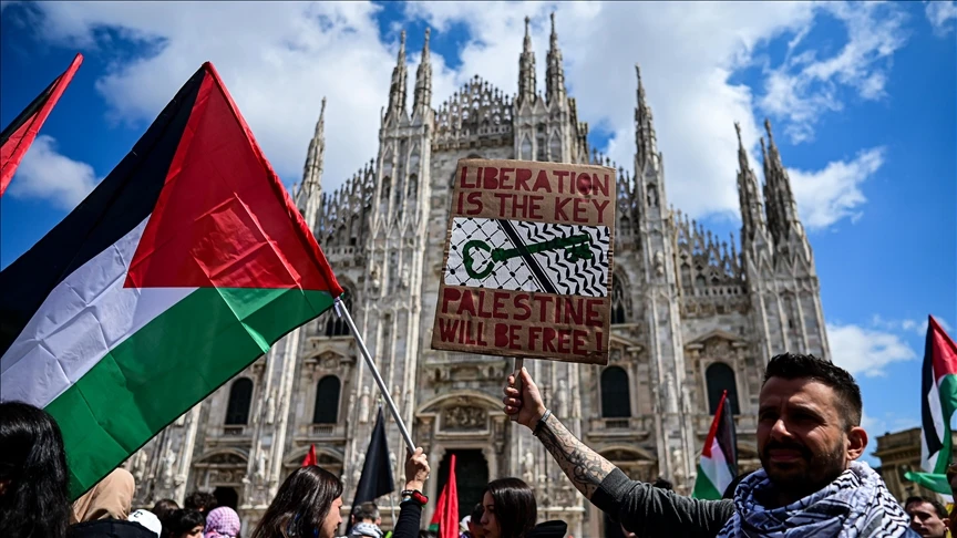 Italy MPs wave Palestinian flag in parliament