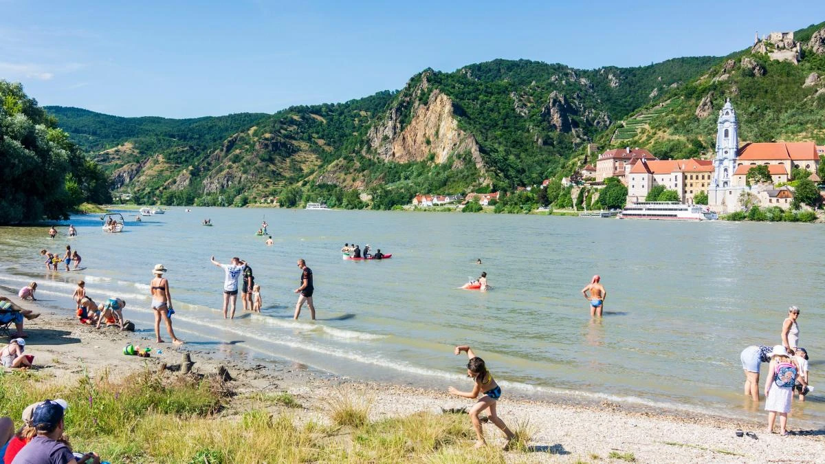 Most bathing sites in Europe safe: EU environment agency