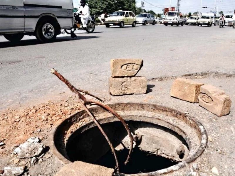 Motorcyclist dies after falling into open manhole in Sargodha, body recovered 1km away