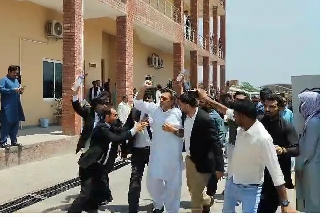 PTI lawyers, workers thrash Khawar Maneka outside court