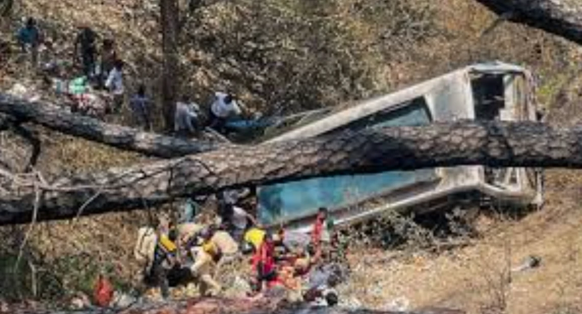 Bus crash kills 21 in Kashmir: police