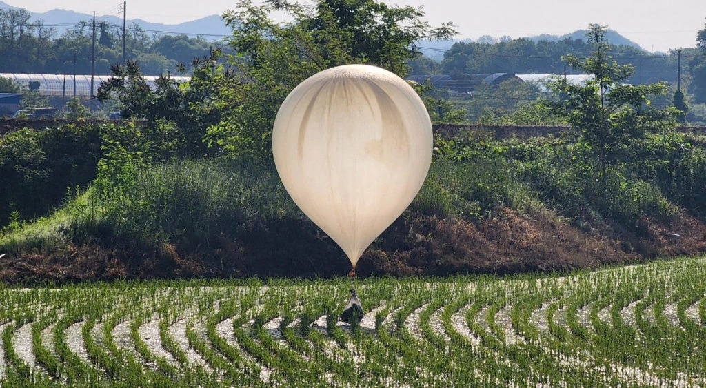 North Korea sends balloons with trash into South again